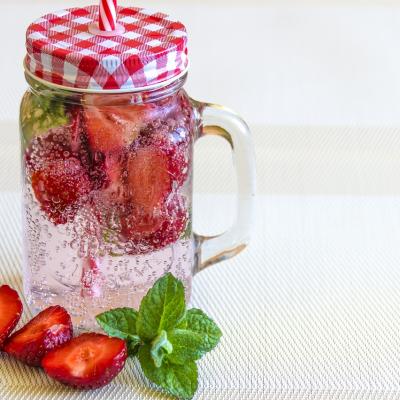Mineral water with strawberries 1411368 1280